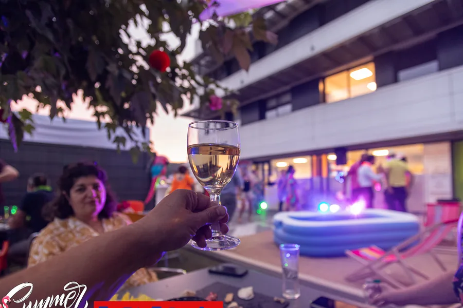 Ambiance conviviale de la Summer Beach — entrepreneurs à Garosud